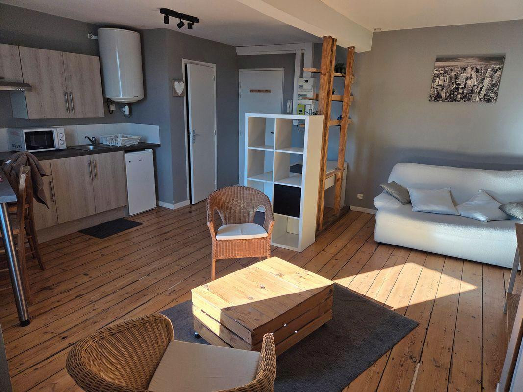 
                                                Location
                                                 Grand Studio meublé 24m² au calme