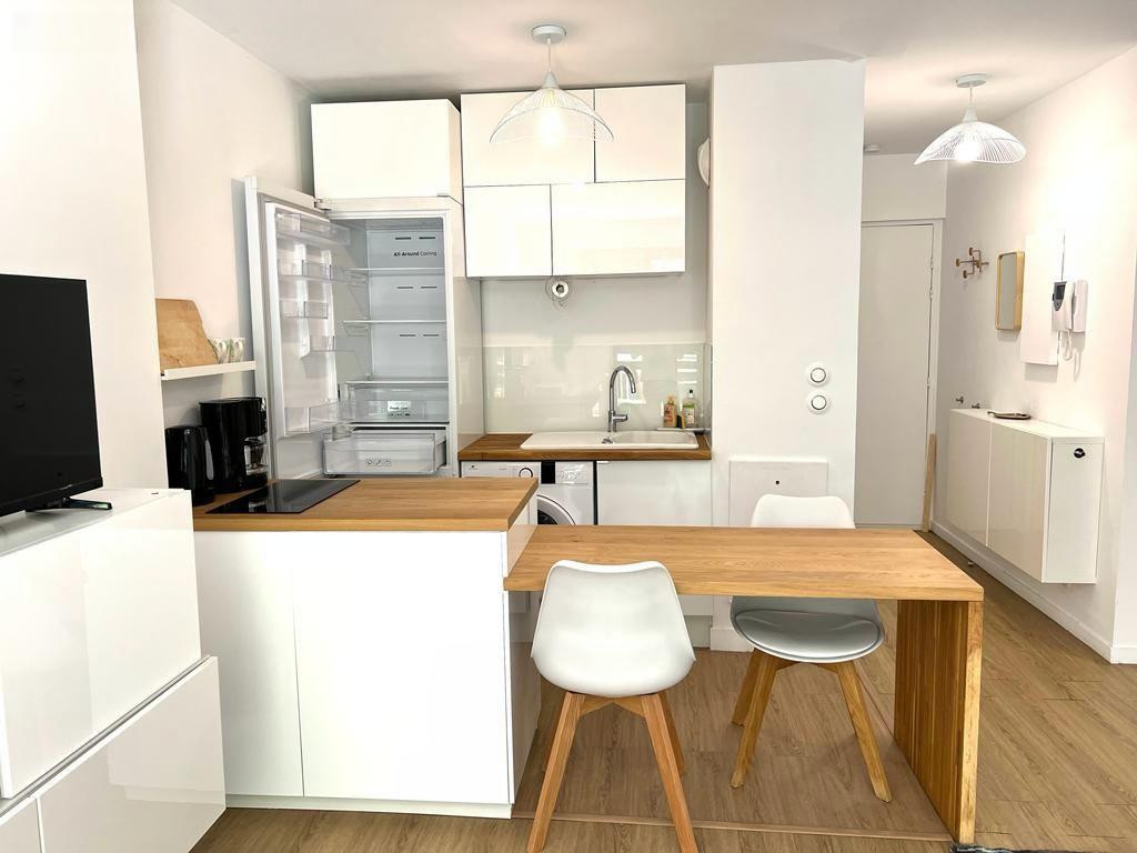 
                                                Location
                                                 Grand studio meublé avec balcon, vue jardin