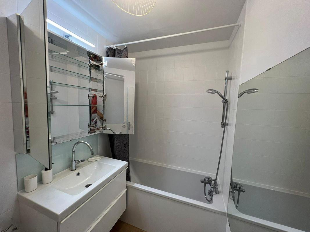 
                                                Location
                                                 Grand studio meublé avec balcon, vue jardin