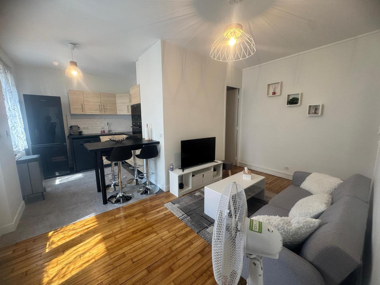 
                                                Location
                                                 Grand studio meublé avec coin nuit
