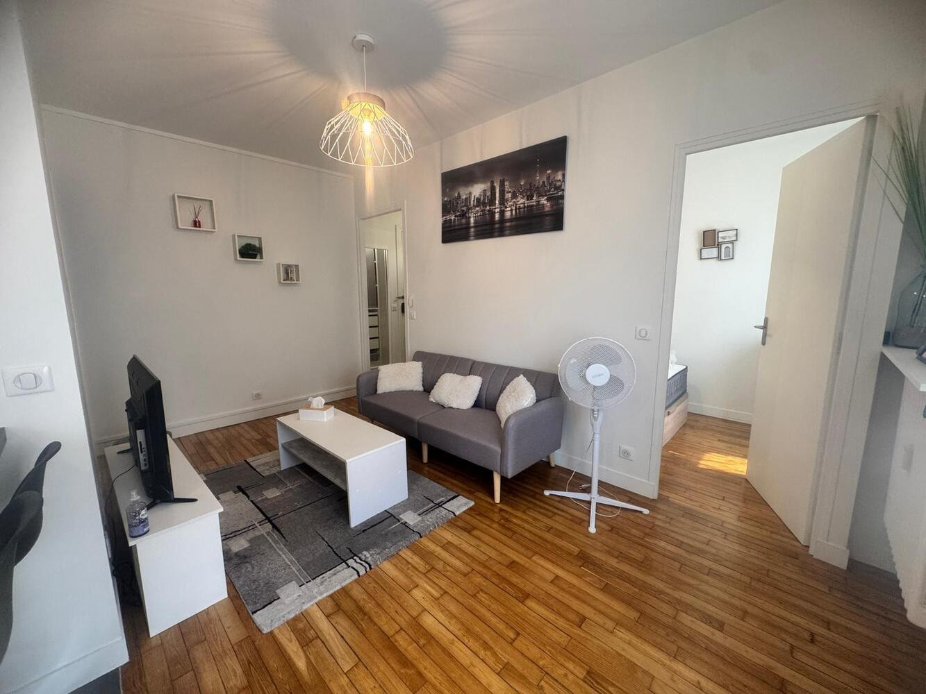 
                                                Location
                                                 Grand studio meublé avec coin nuit