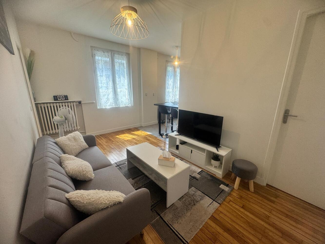 
                                                Location
                                                 Grand studio meublé avec coin nuit