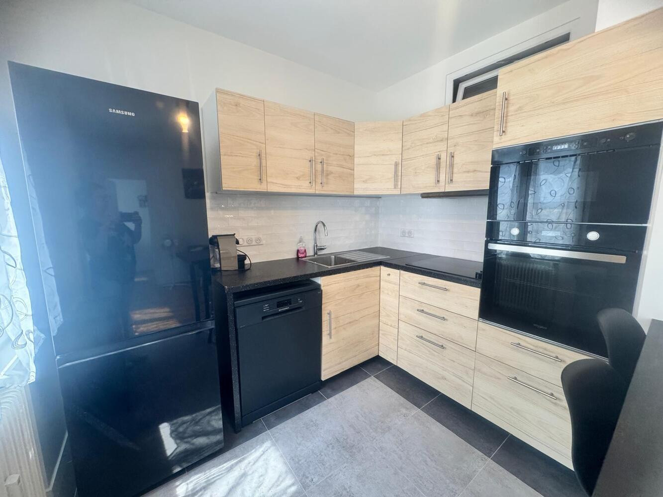 
                                                Location
                                                 Grand studio meublé avec coin nuit