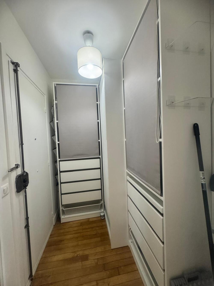 
                                                Location
                                                 Grand studio meublé avec coin nuit