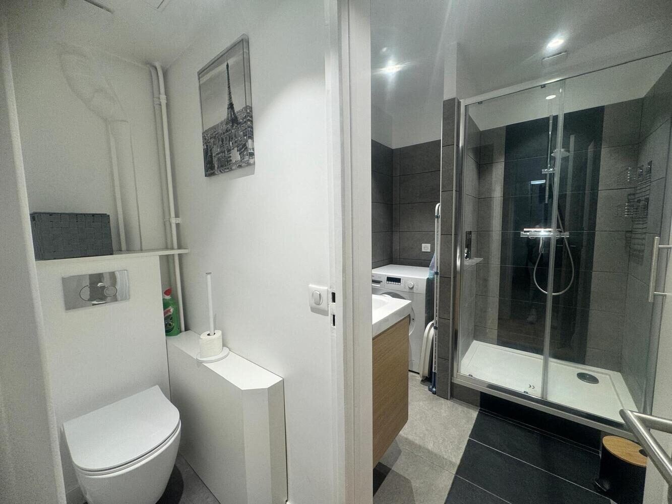 
                                                Location
                                                 Grand studio meublé avec coin nuit