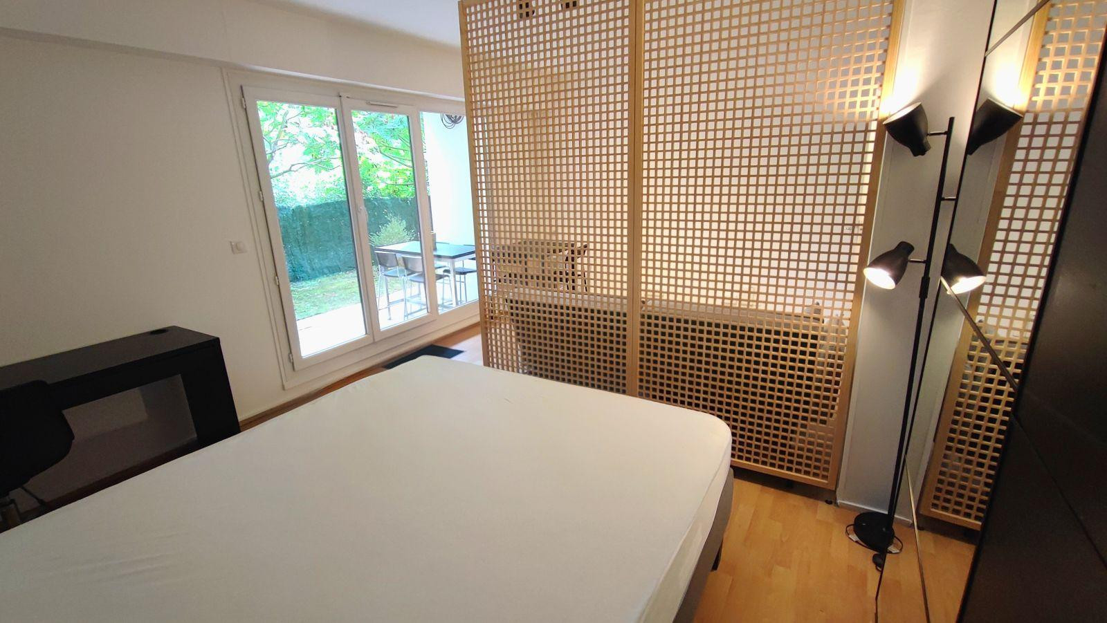 
                                                Location
                                                 Grand studio meublé avec jardin, rangements et box