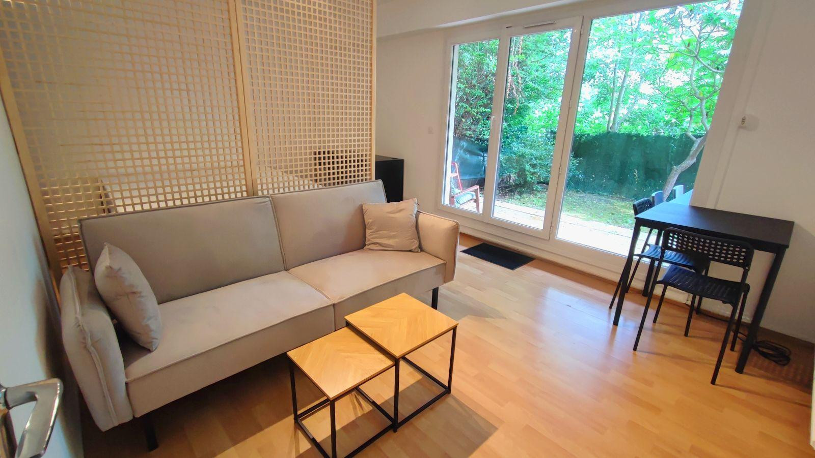 
                                                Location
                                                 Grand studio meublé avec jardin, rangements et box