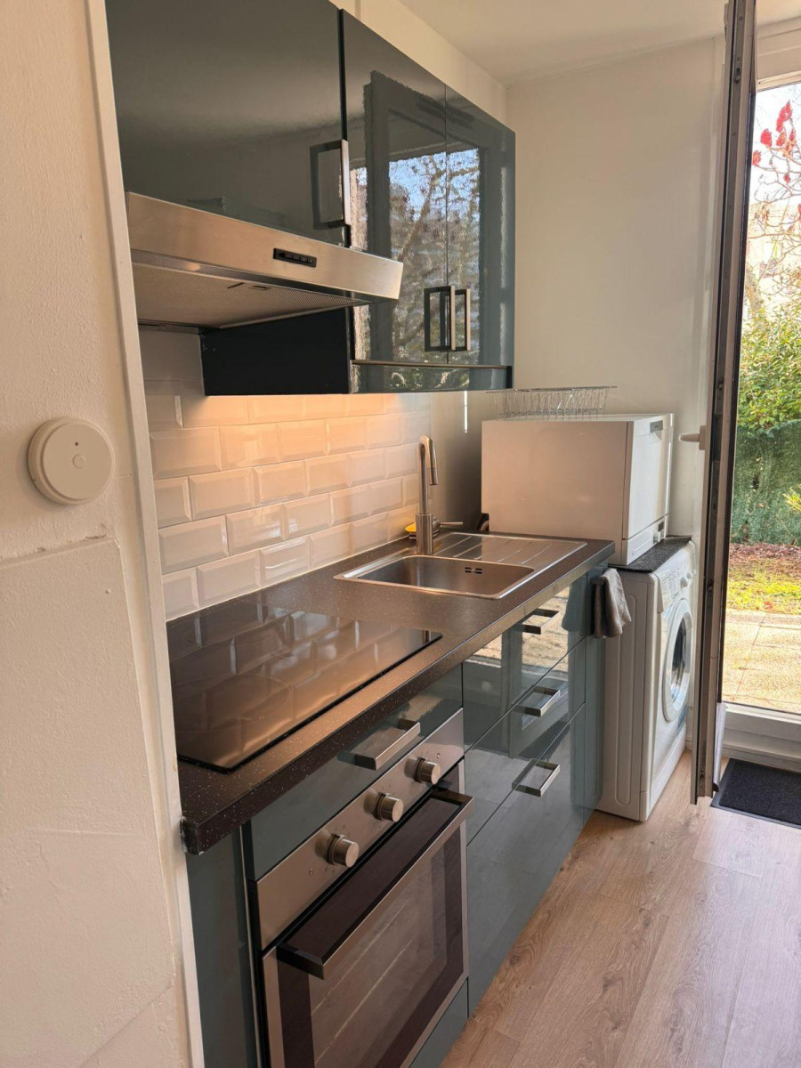 
                                                Location
                                                 Grand studio meublé avec jardin, rangements et box