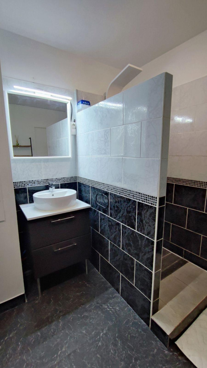 
                                                Location
                                                 Grand studio meublé avec jardin, rangements et box