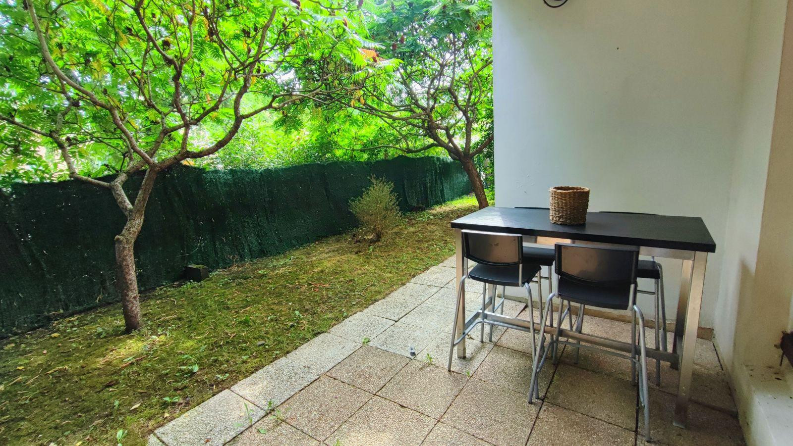 
                                                Location
                                                 Grand studio meublé avec jardin, rangements et box