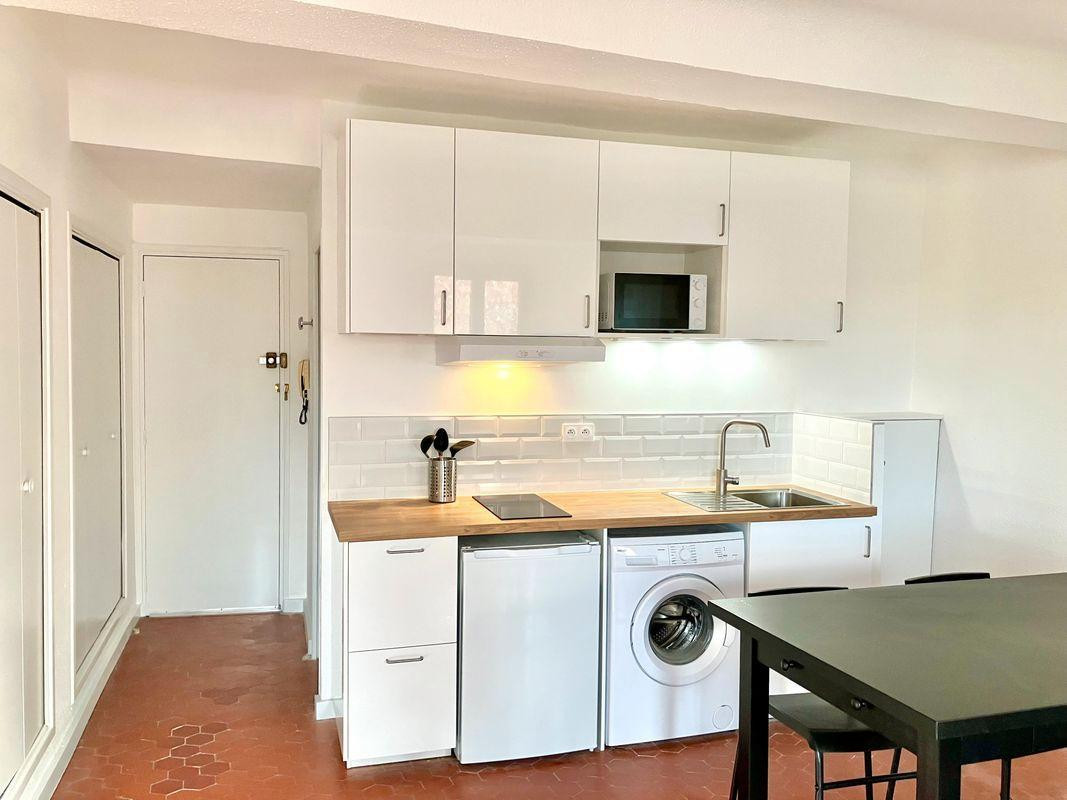 
                                                Location
                                                 Grand studio meublé et équipé, entièrement refait