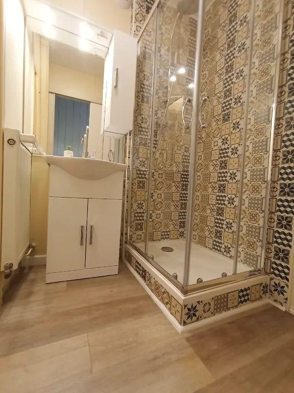 
                                                Location
                                                 Grand studio meublé et rénové 40m² avec terrasse