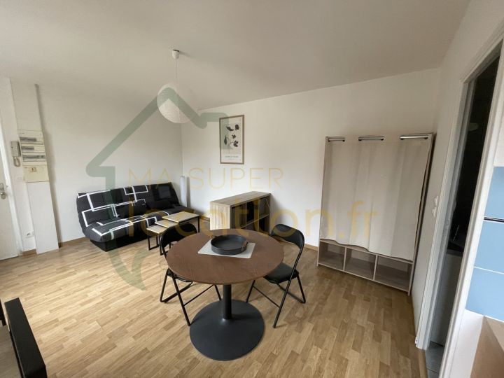 
                                                Location
                                                 Grand studio meublé proche centre ville