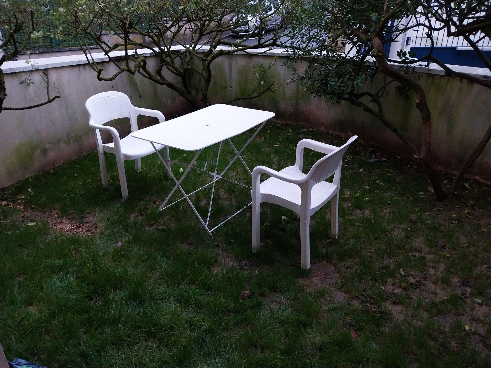
                                                Location
                                                 Grand studio meublé refait à neuf 35m²