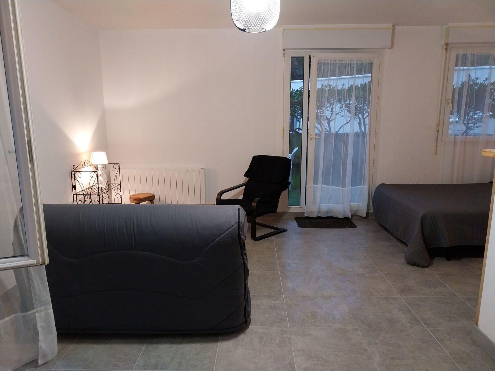 
                                                Location
                                                 Grand studio meublé refait à neuf 35m²