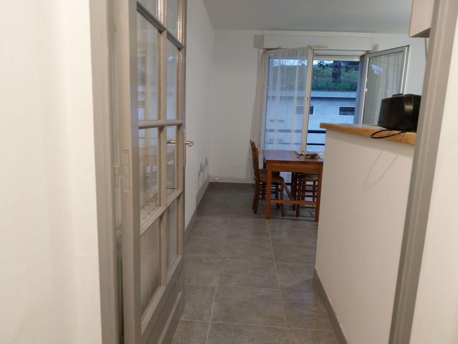 
                                                Location
                                                 Grand studio meublé refait à neuf 35m²