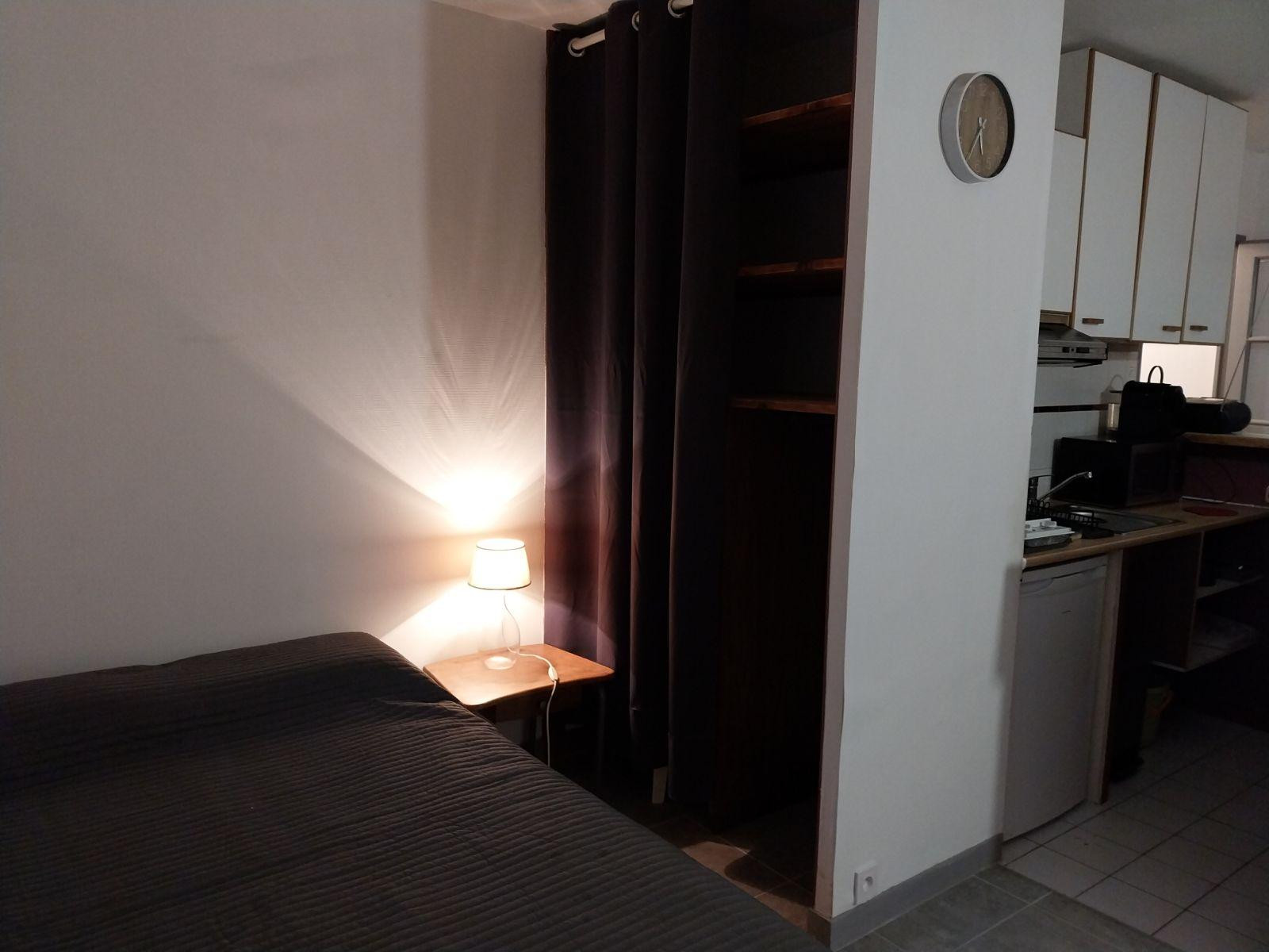
                                                Location
                                                 Grand studio meublé refait à neuf 35m²