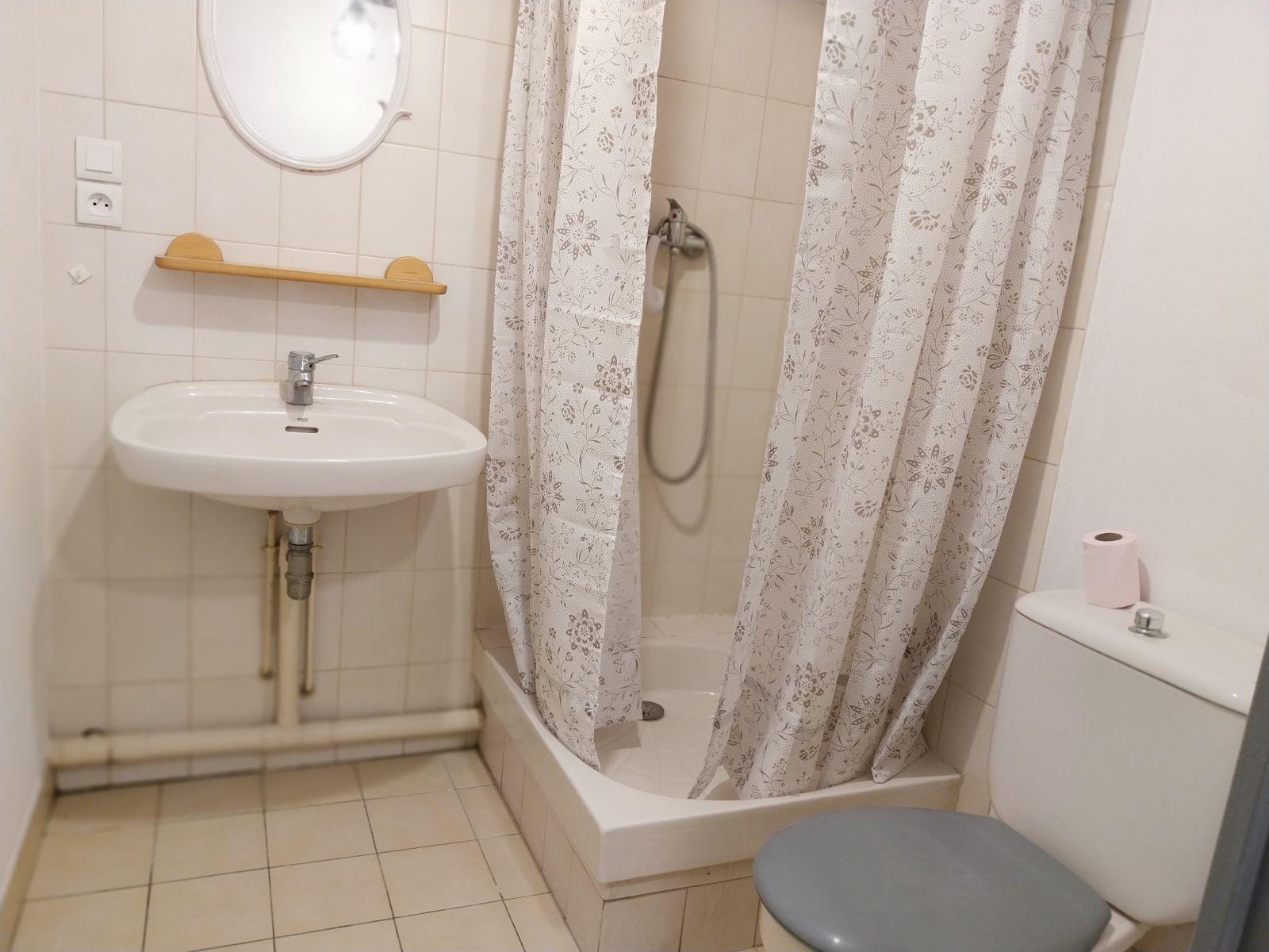 
                                                Location
                                                 Grand studio meublé refait à neuf 35m²