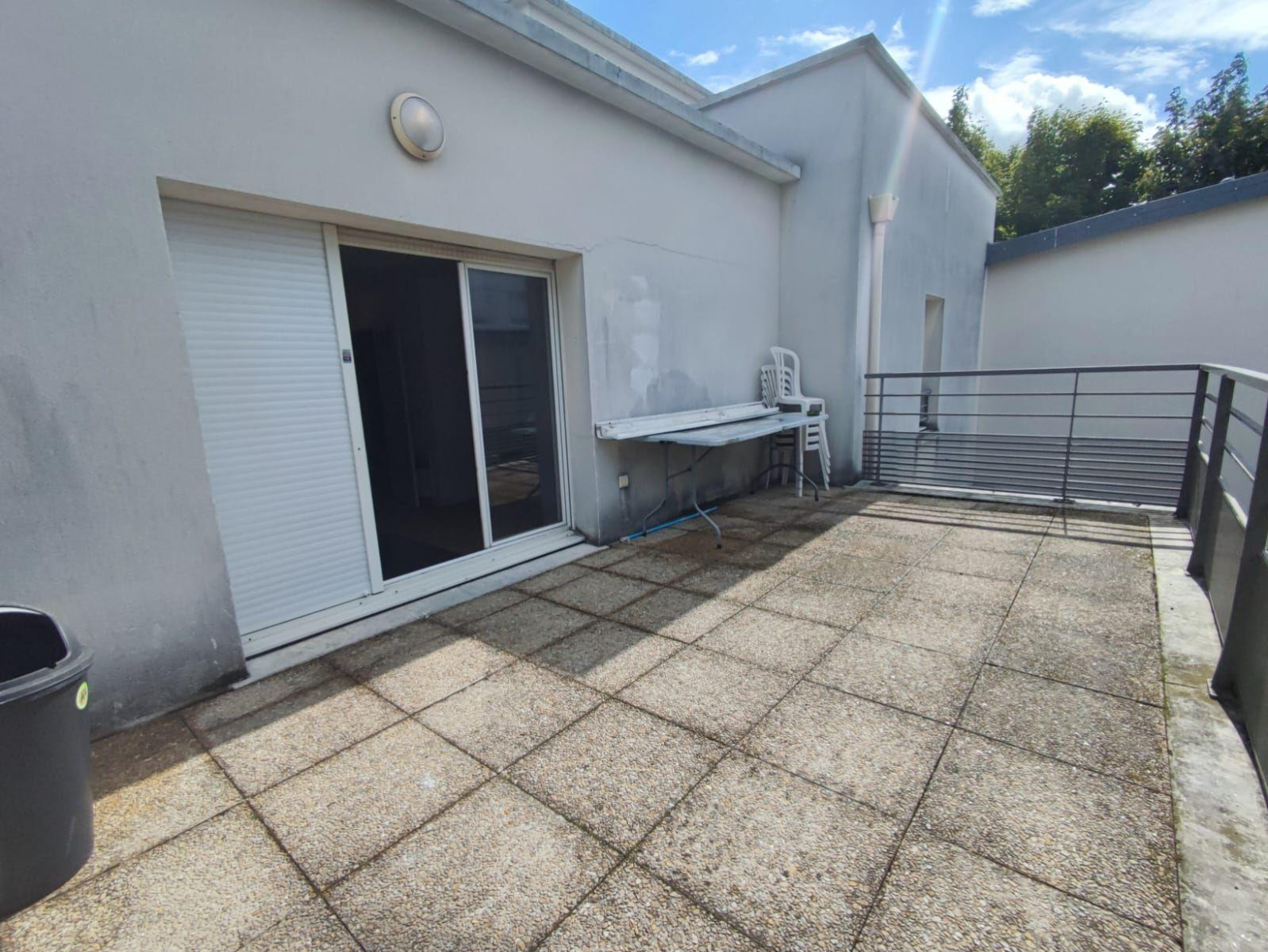 
                                                Location
                                                 Grand studio meublé résidence sécurisée
