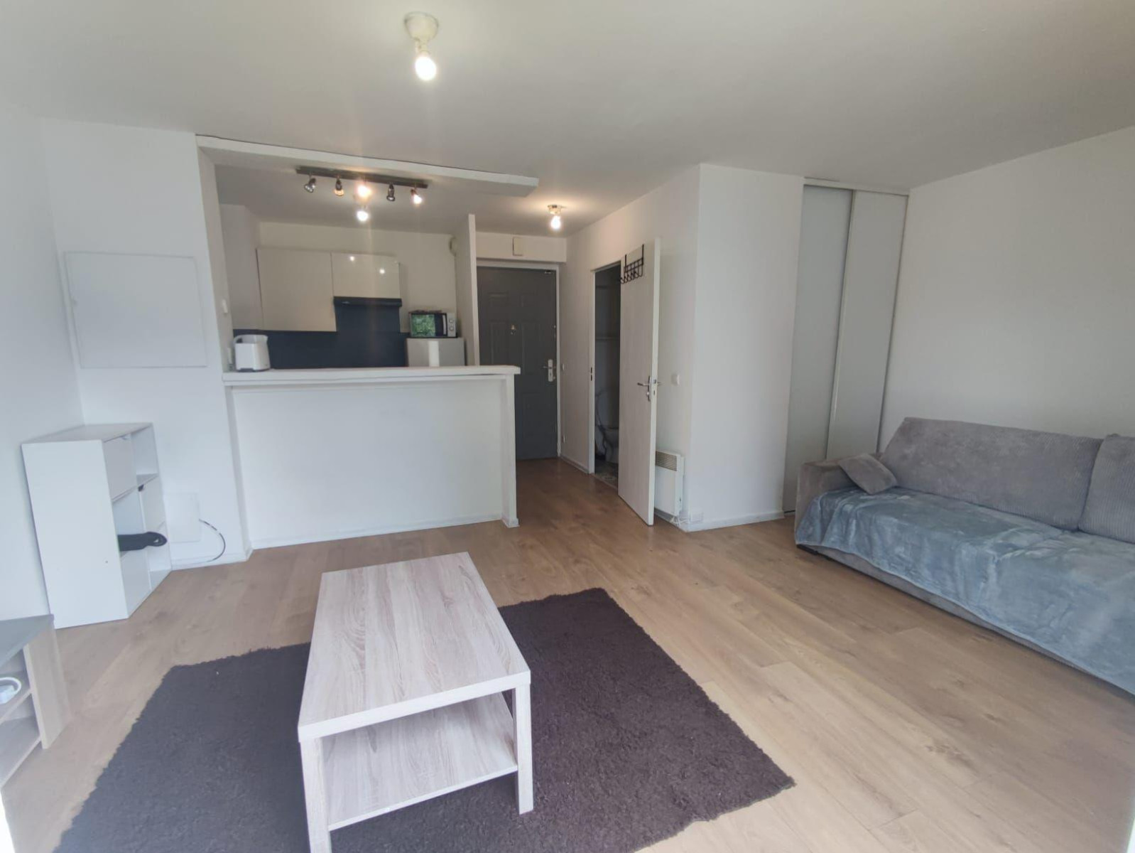 
                                                Location
                                                 Grand studio meublé résidence sécurisée