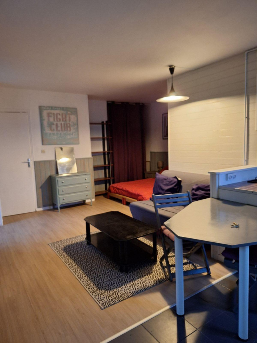 
                                                Location
                                                 Grand studio meublé tout confort
