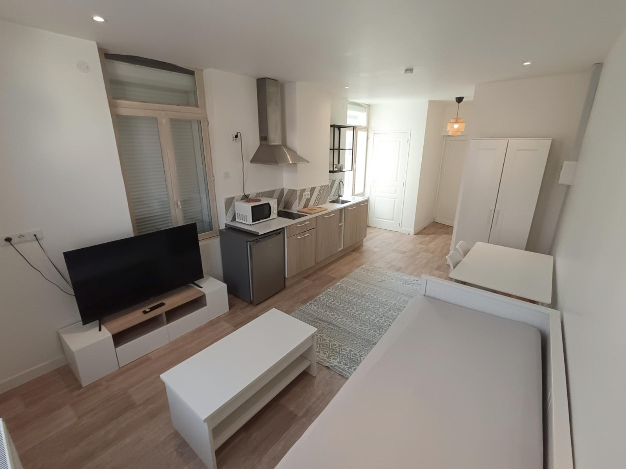 
                                                Location
                                                 Grand studio meublé tout inclus