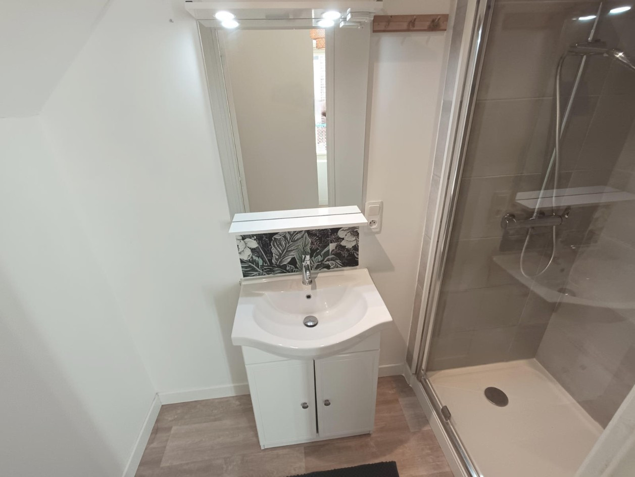
                                                Location
                                                 Grand studio meublé tout inclus