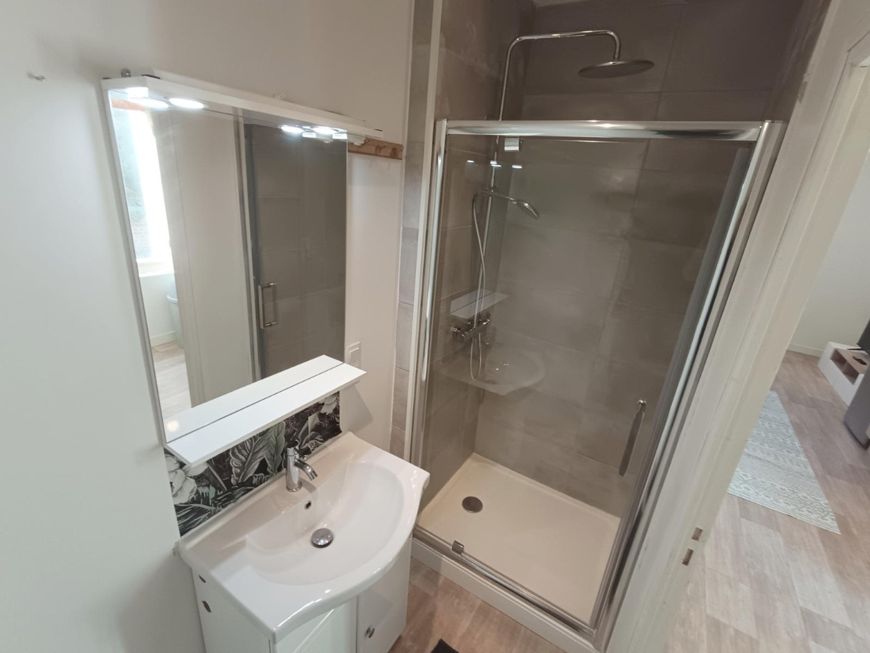 
                                                Location
                                                 Grand studio meublé tout inclus
