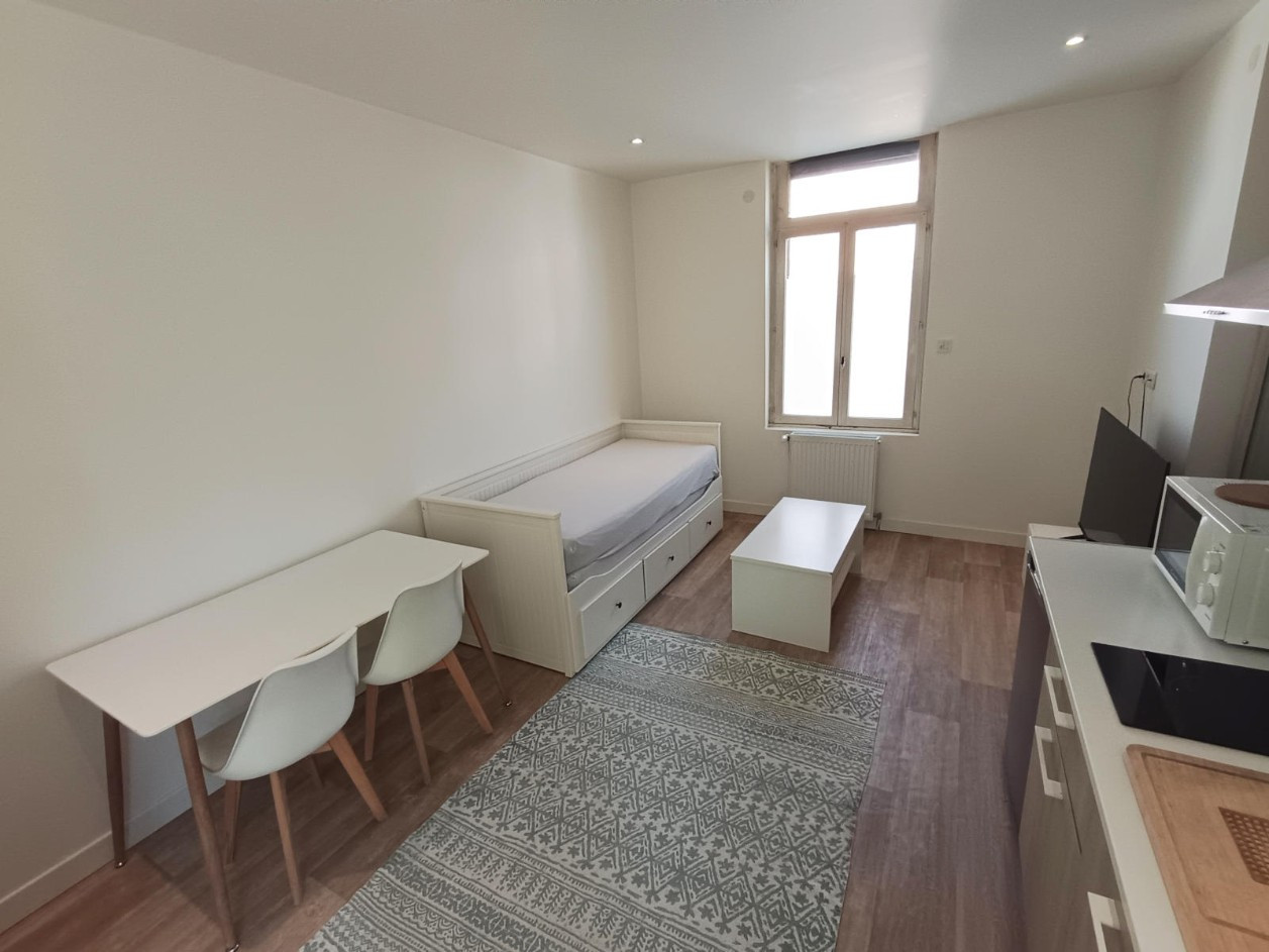 
                                                Location
                                                 Grand studio meublé tout inclus