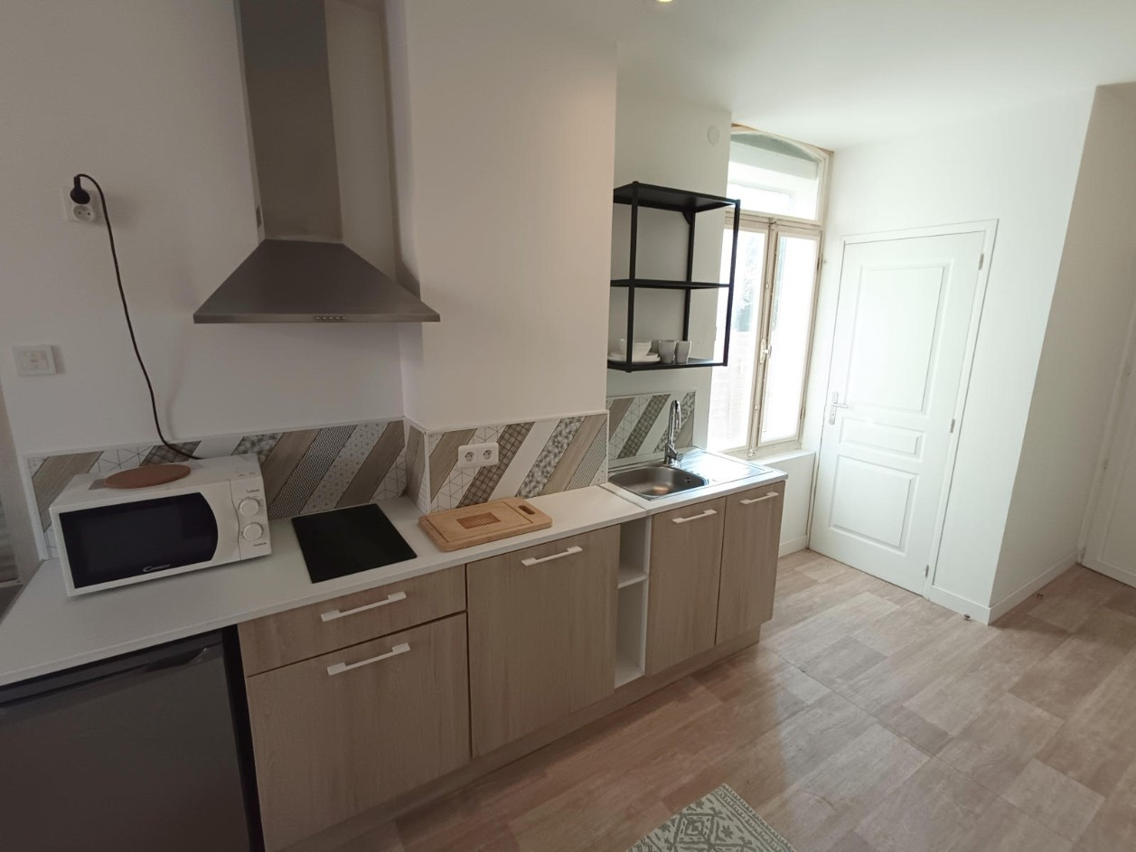 
                                                Location
                                                 Grand studio meublé tout inclus