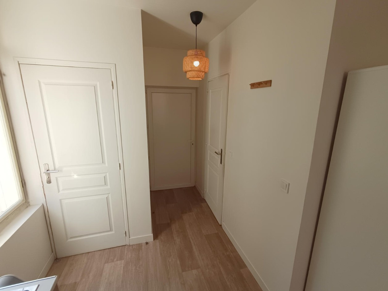 
                                                Location
                                                 Grand studio meublé tout inclus