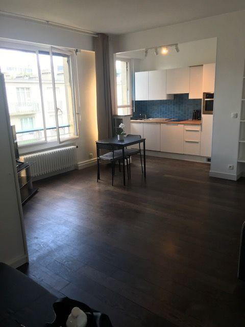 
                                                Location
                                                 Grand studio meublée refait à neuf