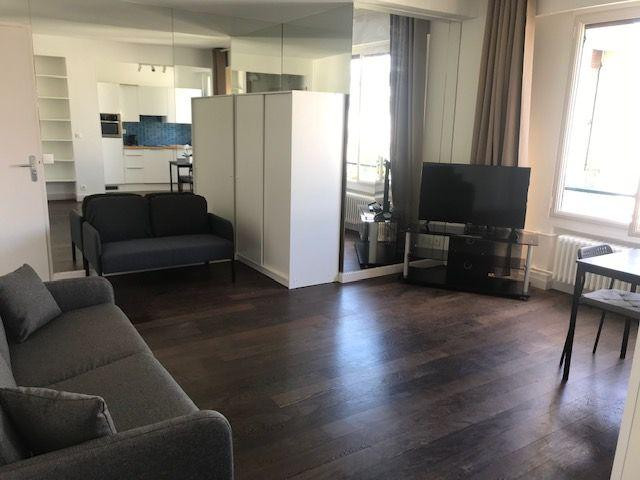 
                                                Location
                                                 Grand studio meublée refait à neuf