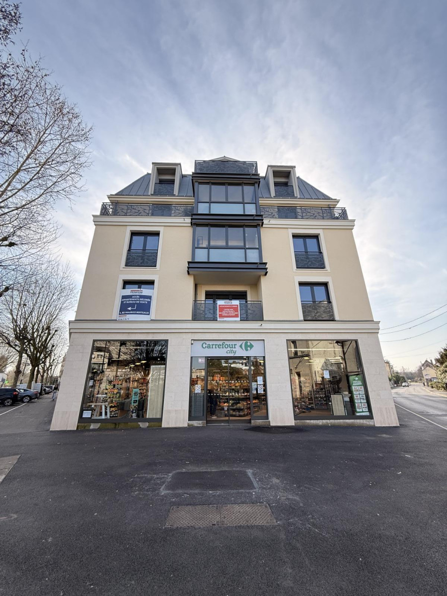 
                                                Location
                                                 Grand studio neuf à louer