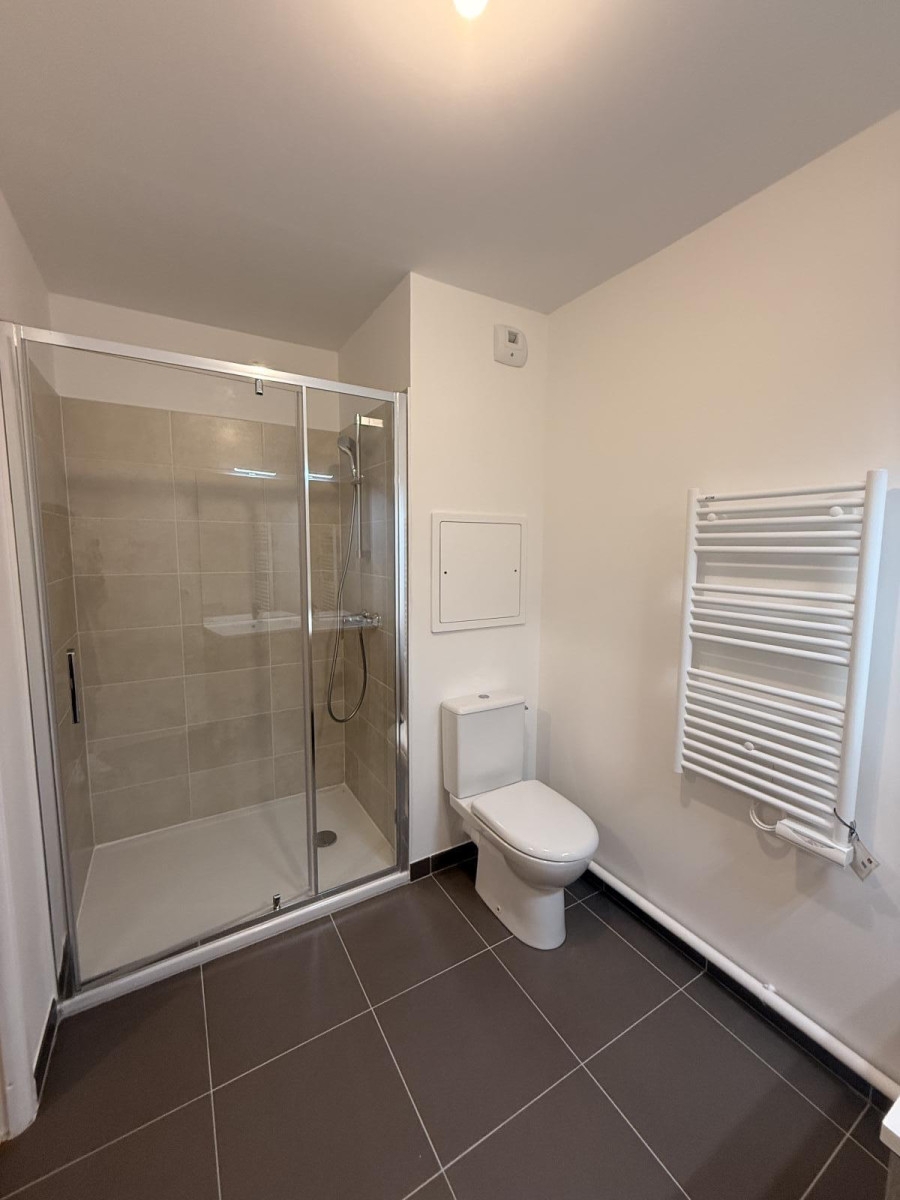 
                                                Location
                                                 Grand studio neuf à louer