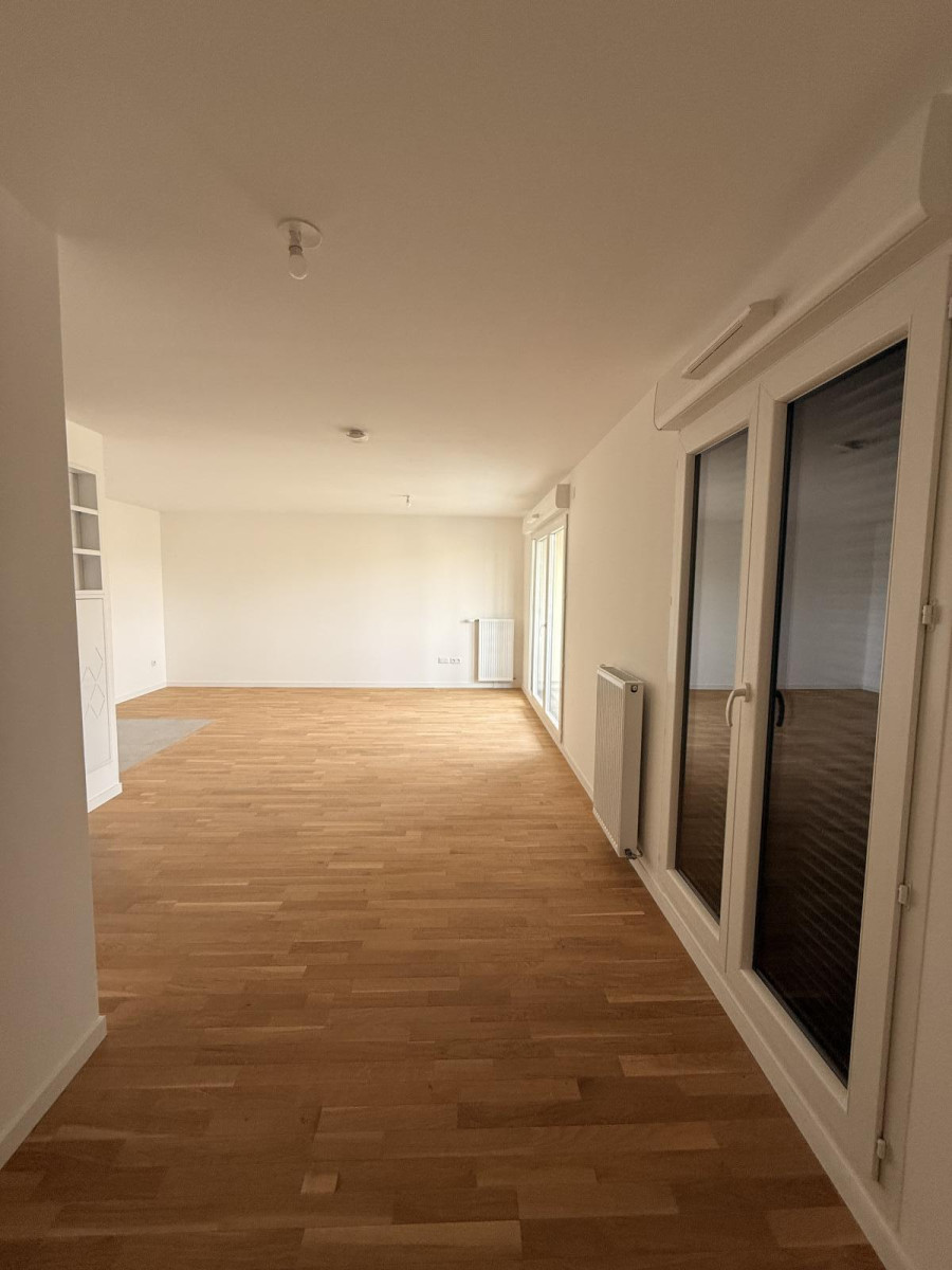 
                                                Location
                                                 Grand studio neuf à louer