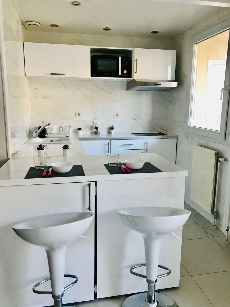 
                                                Location
                                                 Grand studio neuf, meublé avec balcon
