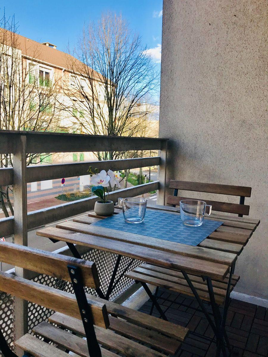 
                                                Location
                                                 Grand studio neuf, meublé avec balcon