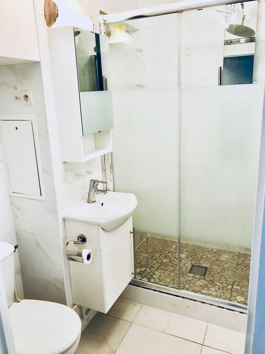 
                                                Location
                                                 Grand studio neuf, meublé avec balcon