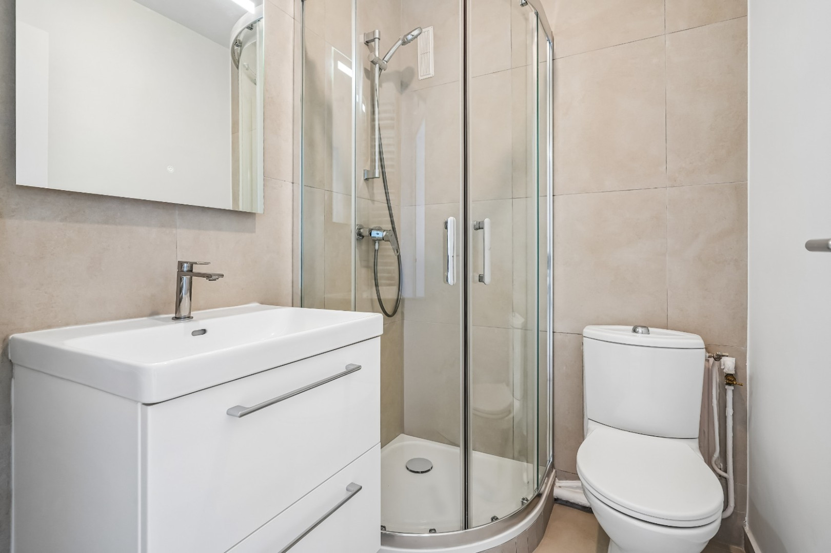 
                                                Vente
                                                 GRAND STUDIO PARFAIT ETAT