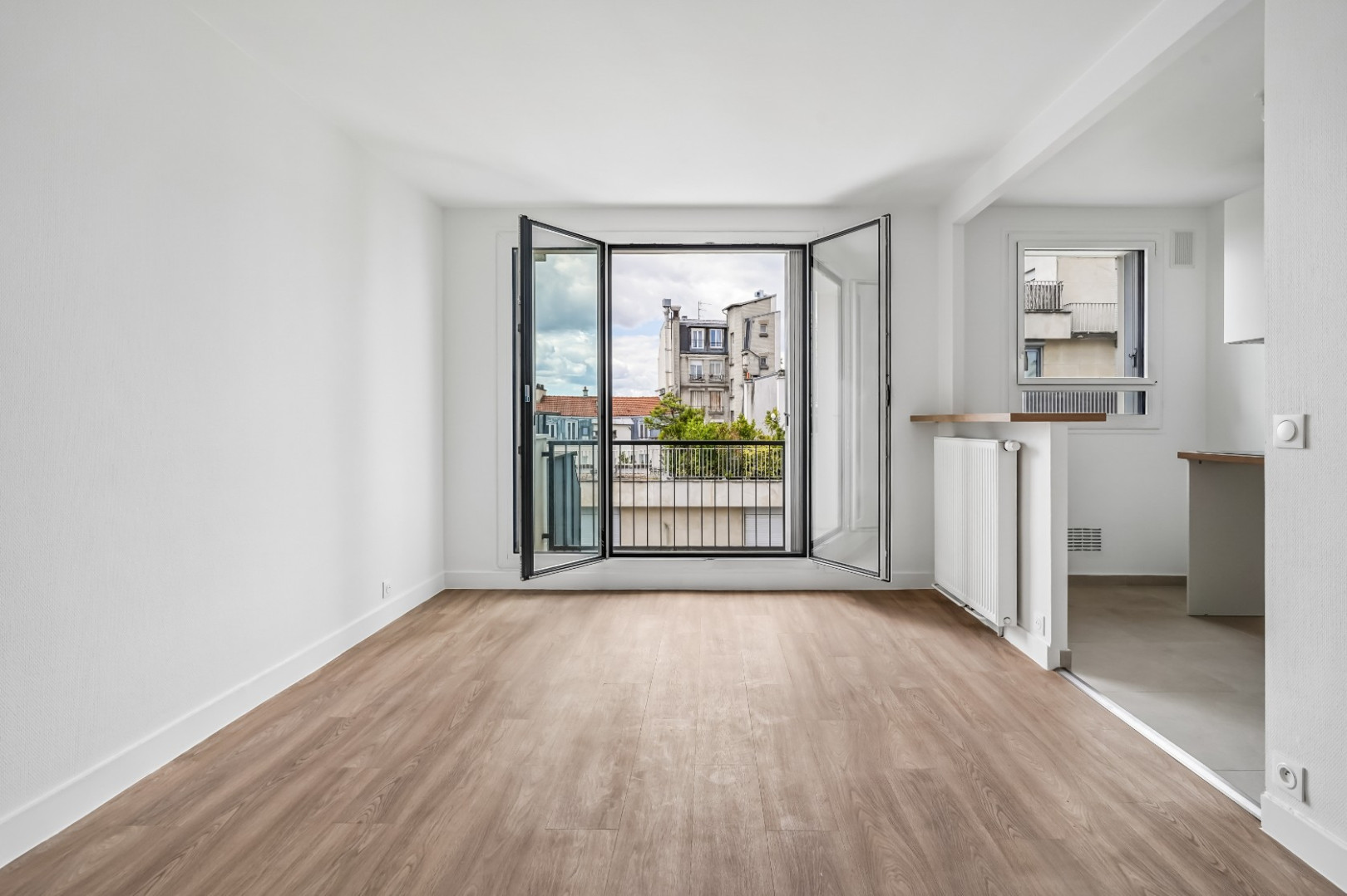 
                                                Vente
                                                 GRAND STUDIO PARFAIT ETAT