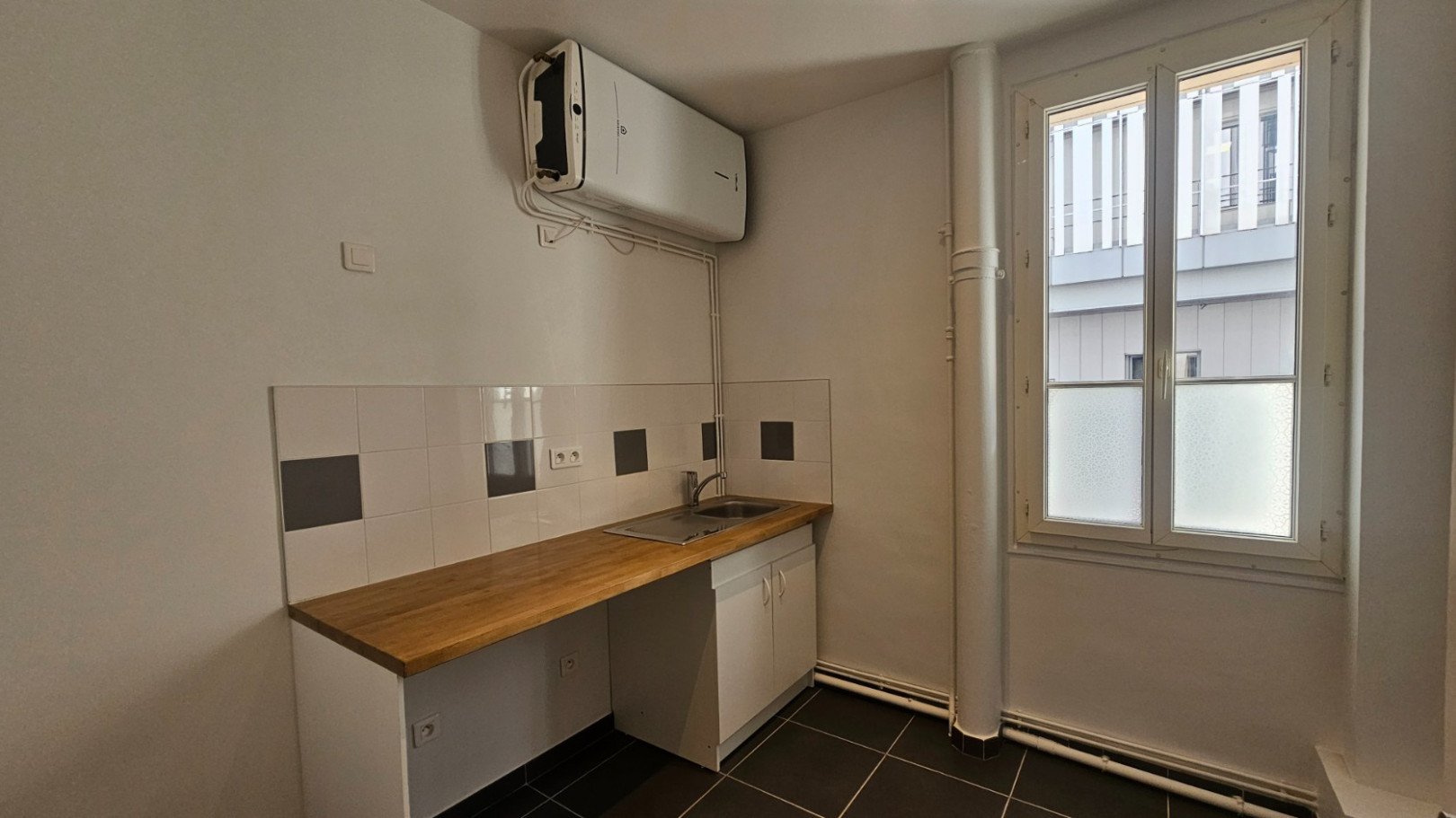 
                                                Vente
                                                 Grand studio - Paris 15ème