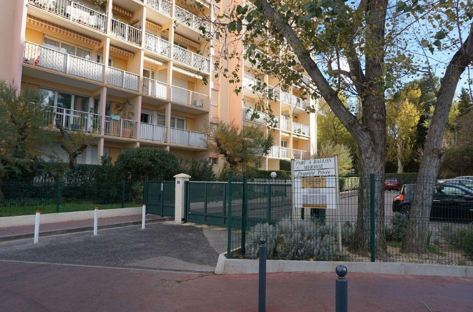 
                                                Location
                                                 Grand studio, parking, cave, balcon