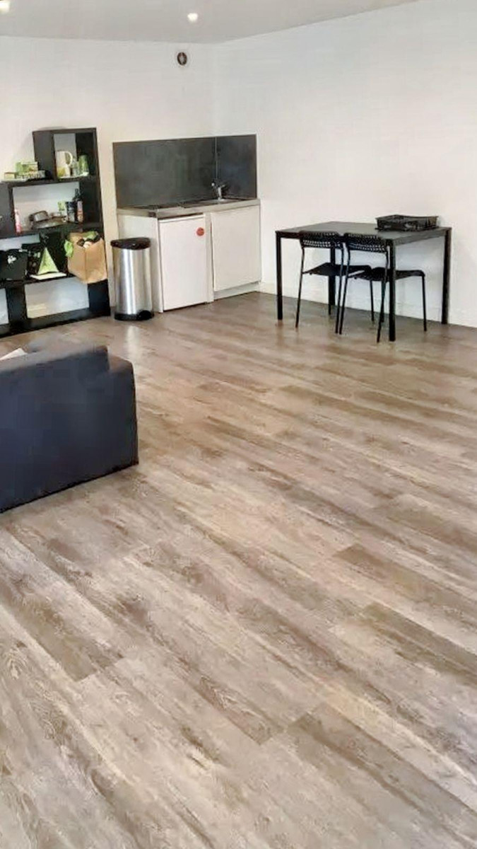 
                                                Location
                                                 Grand studio récent, idéal pour étudiant