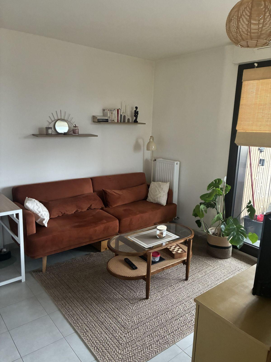 
                                                Location
                                                 Grand studio récent, lumineux, bien situé