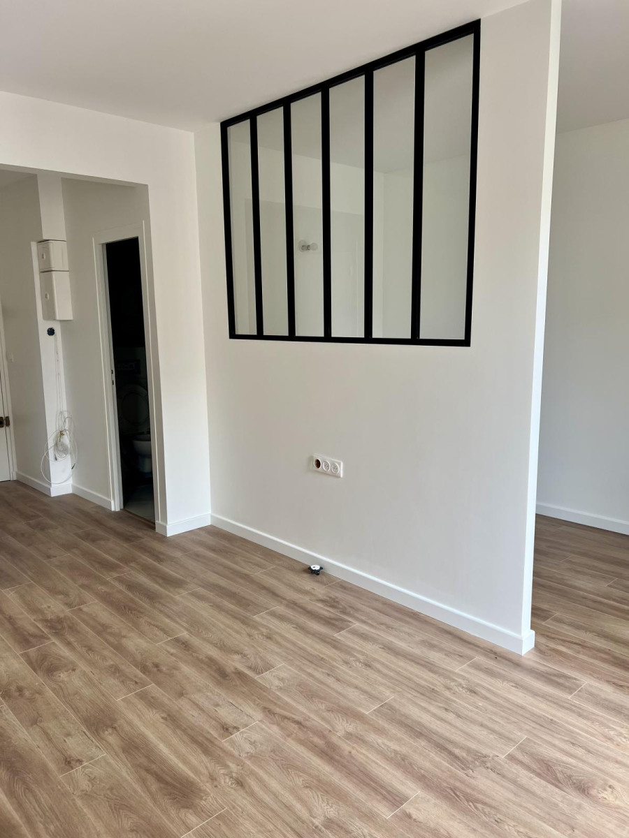 
                                                Location
                                                 Grand studio refait à neuf 18 ème résidentiel