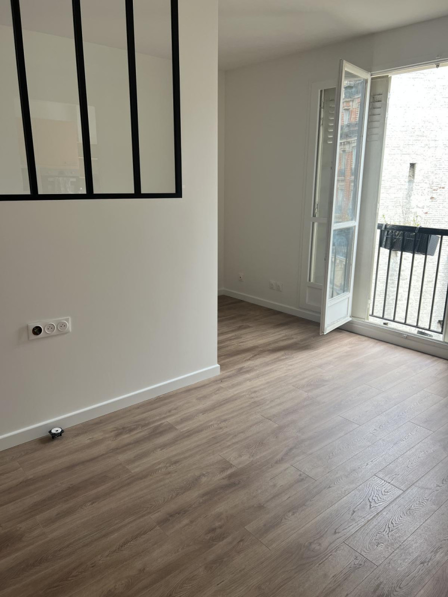 
                                                Location
                                                 Grand studio refait à neuf 18 ème résidentiel