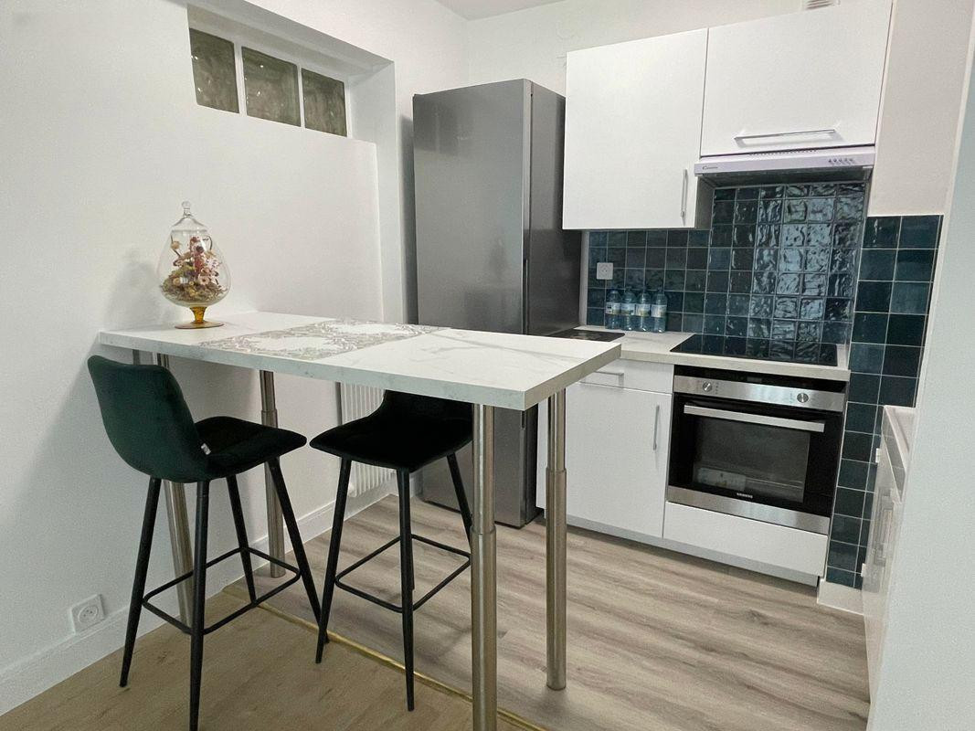 
                                                Location
                                                 Grand studio refait à neuf au pied du métro