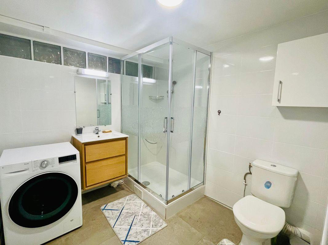 
                                                Location
                                                 Grand studio refait à neuf au pied du métro
