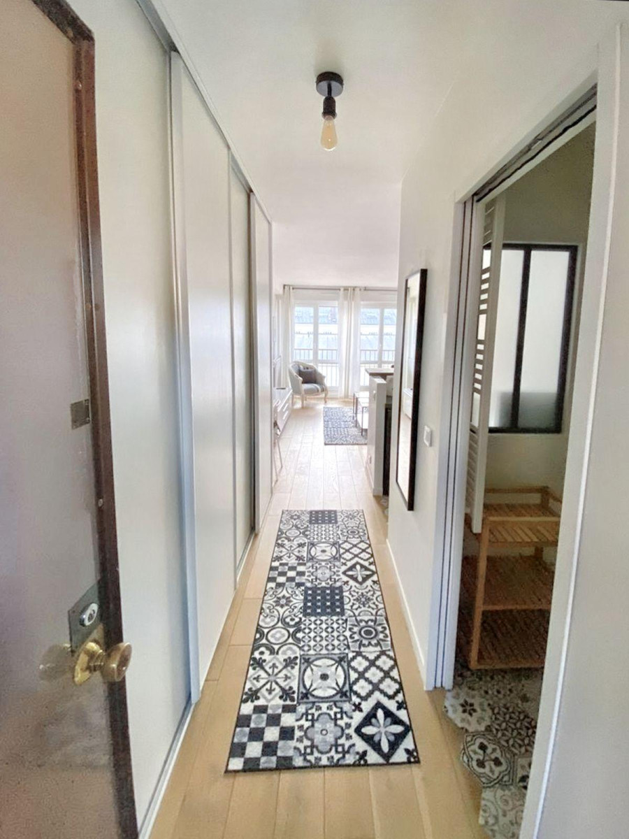 
                                                Location
                                                 Grand studio rénové à 7min de république !